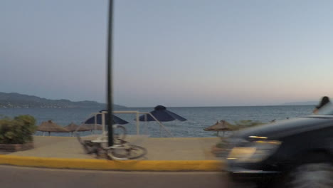 Vista-Desde-Una-Ventana-Lateral-De-Un-Auto-En-La-Playa-De-Kalamata,-Grecia