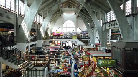 Vista-Panorámica-Del-Famoso-Mercado-De-Agricultores-Europeos,-Mercado-De-Wroclaw,-Polonia,-Inclinación-Aérea