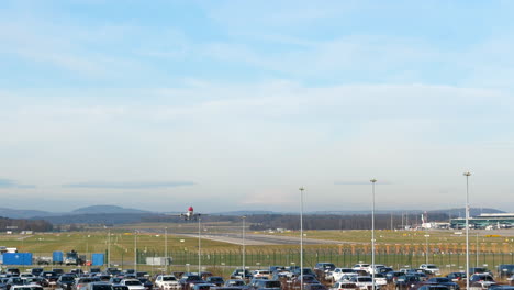 Statische-Weitwinkelaufnahme-Eines-Edelweiss-A330,-Der-Beschleunigt-Und-Vom-Flughafen-Zürich-In-Der-Schweiz-Abhebt