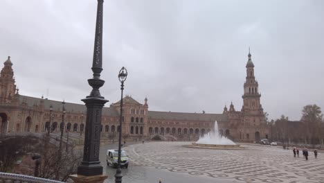 Plaza-De-Espana-In-Sevilla-An-Einem-Regnerischen-Tag,-Schwenk-überlassen-Für-Touristen-Mit-Sonnenschirmen