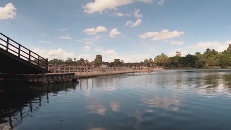 Zoom-Timelapse-Del-Puente-Temporal-Sobre-El-Foso-A-Angkor-Wat