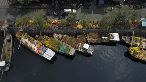 Luftaufnahme-Von-Oben-Nach-Unten-Auf-Den-Schwimmenden-Blumenmarkt-In-Saigon-Oder-Ho-Chi-Minh-Stadt-In-Vietnam