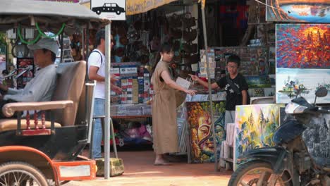 Touristische-Familieneinkäufe-Auf-Dem-Markt