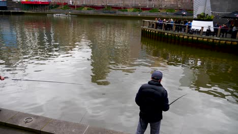 Gente-Pescando-En-El-Río-Yarra,-Melbourne,-Julio-De-2019