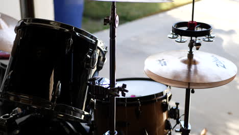 A-drum-set-in-a-garage-band-with-Zildjian-cymbals,-hi-hat,-tom-and-snare