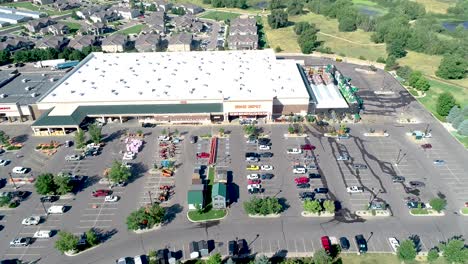 Tienda-Home-Depot-Fotografiada-Por-Un-Dron-De-órbita-Media-Alta-Tomada-En-Agosto-De-2019-Que-Muestra-Un-Estacionamiento-Lleno