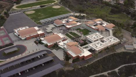 Escuela-Secundaria-Santa-Clarita,-Vista-Panorámica-Aérea-Con-Paneles-Solares