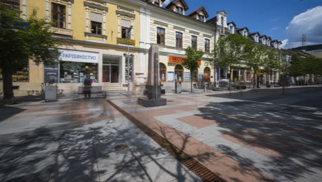 Lapso-De-Tiempo-De-Estilo-Panorámico-De-La-Calle-De-La-Ciudad-Moderna-En-El-Día-De-Verano-Con-Gente-Caminando-En-La-Ciudad-De-Žilina-Eslovaquia