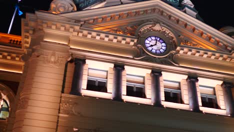 Close-up-shot-of-Flinder-Station-at-nightime