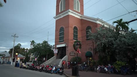 Cámara-De-Comercio-De-Key-West-En-Un-Día-Nublado-Con-Corona-De-Navidad-En-Primer-Plano