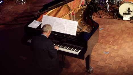 Pianista-Elegante-Con-Dedos-Rápidos-Toca-El-Piano-De-Cola