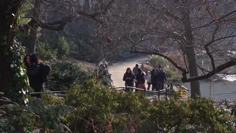 área-Del-Estanque-Del-Parque-Central-Con-Gente-Caminando-En-El-Camino-Durante-Las-Vacaciones-De-Navidad