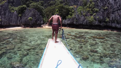 landing-on-sandy-beach-El-Nido