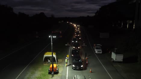 Larga-Cola-De-Autos-Esperando-Para-Cruzar-La-Frontera-De-La-Costa-Dorada---Tráfico-En-El-Puesto-De-Control-Fronterizo-Estatal---Restricciones-Pandémicas-Del-Coronavirus---Plano-Amplio