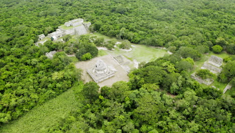 Perspectiva-Aérea-De-La-Pirámide-Chichén-Itzá,-La-Corte,-El-Observatorio,-Todos-Los-Edificios-Y-La-Jungla-Desde-Arriba