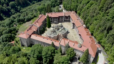 Volando-Cerca-Del-Monasterio-De-Rila-Escondido-En-Las-Montañas-De-Rila