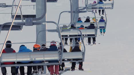 Telesilla-Trae-Esquiadores-Y-Practicantes-De-Snowboard-A-La-Cima-De-La-Colina-En-Cop-Calgary