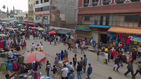 Bangalore,-India---Un-Centro-Ocupado-Con-Vendedores-Ambulantes-Y-Gente-Caminando-Por-El-Mercado-De-Garbanzos---Plano-General