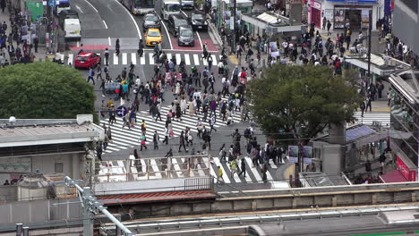 Fußgänger-Gehen-Die-Kreuzung-In-Shibuya