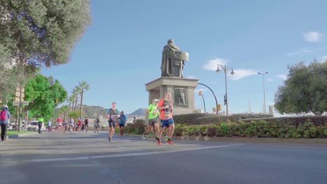 Eine-Gruppe-Marathonläufer-An-Einem-Sonnigen-Tag-In-Malaga,-Costa-Del-Sol