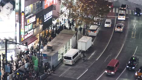 Aceras-Y-Calles-De-Shibuya-Llenas-De-Gente-Por-La-Noche-En-Tokio,-Japón