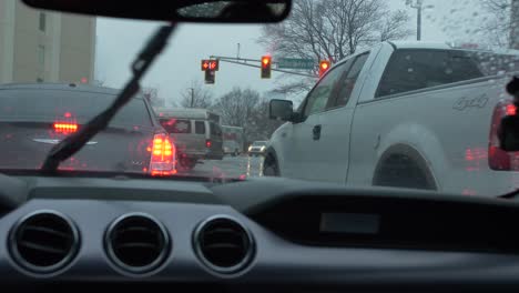 Camión-Uhaul-Ciudad-Lluviosa-Semáforo-Atlanta-Tiro-Lento-Desde-El-Interior-Del-Coche