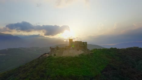 Toma-Aérea-De-Derecha-A-Izquierda-Del-Castillo-De-Montsoriu-En-Cataluña,-España,-Al-Atardecer