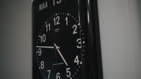 Un-Reloj-De-Pared-Negro-Que-Se-Muestra-Para-Decir-La-Hora---Cerrar