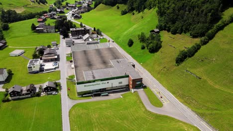 Toma-Aérea-Cinematográfica-En-órbita-De-La-Planta-De-Agua-Mineral-En-Elm,-Glarus,-Suiza