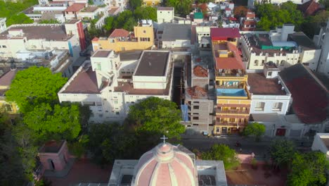 Von-Oben-Nach-Unten:-Dolly-Aufnahme-Unserer-Lady-Angeles-Kirche-An-Einem-Frühen-Morgen-In-Der-Nähe-Der-Französischen-Stadt-Puducherry,-Aufgenommen-Mit-Einer-Drohne-In-4K