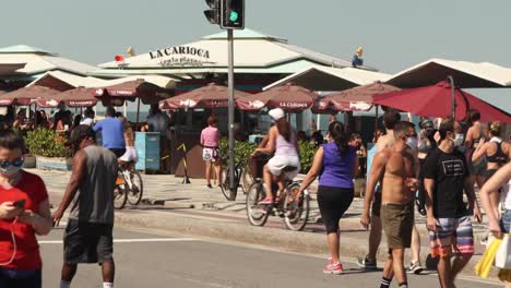 Sport--Und-Freizeitaktivitäten-Im-Freien-Auf-Dem-Ipanema-Boulevard-Mit-Menschen,-Die-Entlang-Des-Mit-Palmen-Markierten-Strandes-Spazieren-Gehen,-Rad-Fahren-Und-Laufen,-Der-Während-Des-Ausbruchs-Des-Covid-19-Coronavirus-Gesperrt-Ist