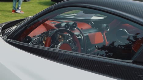 Aufnahme-Durch-Das-Fenster-Des-Koenigsegg-Agera-RS,-Das-Das-Dach-Aus-Kohlefaser-Freigibt