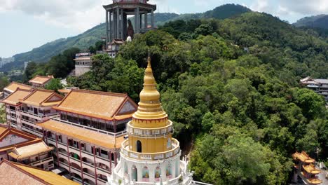 Kek-Lok-Si-buddhistischer-Tempel-Mit-Pagode,-Schreinen-Und-Kuan-Yin-Statuen-Einfriedung-Sichtbar,-Drohnenschwenk-Links-Enthüllungsaufnahme