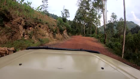 Hyperlapse-Entlang-Einer-Gefährlichen-Schmalen-Bergstraße-In-Ruanda,-Feldwege-Durch-Dörfer