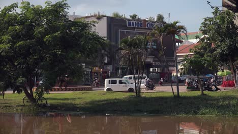 Shot-of-Traffic-and-Buildings-Seen-From-the-Other-Side-of-the-River-Bank