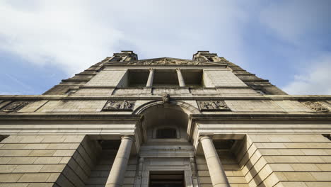 Zeitraffer-Des-Historischen-Gebäudes-Der-Mullingar-Kathedrale-Während-Des-Tages-Mit-Vorbeiziehenden-Wolken-Darüber