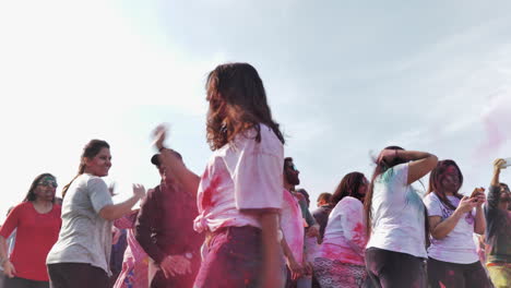 Low-POV-Aufnahme-Einer-Jungen-Frau,-Die-Vor-Freude-Beim-Holi-Festival-Der-Farben-Tanzt