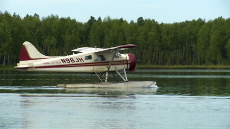 Hidroavión-En-El-Lago-Alaska