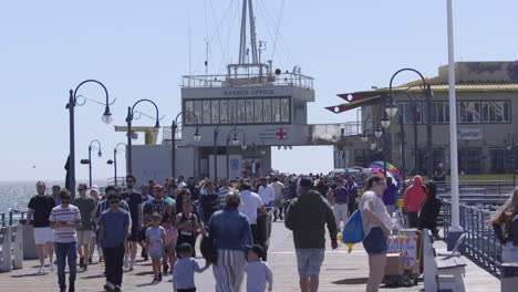 Multitud-De-Personas-Caminando-Por-El-Muelle-De-Santa-Mónica-Hacia-La-Oficina-Del-Puerto