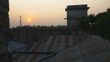 Puesta-De-Sol-Anaranjada-Amarilla-Dorada-Vista-Desde-La-Azotea-En-Sylhet,-Bangladesh