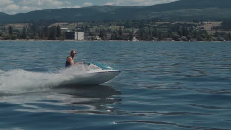 Junger-Mann,-Der-Viel-Spaß-Beim-Jetskifahren-Auf-Einem-Wunderschönen-See-Hat