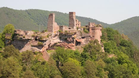 Vista-De-Cerca-De-La-Ruina-Del-Castillo-Altdahn-De-Los-Haferfels-En-El-Bosque-Del-Palatinado,-Alemania