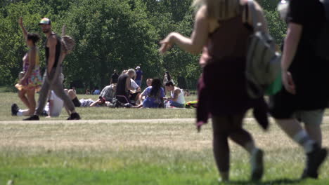 Polizisten-Auf-Pferden-Patrouillieren-In-Einem-Park-Und-überwachen-Die-Soziale-Distanzierung,-Wenn-Sich-Während-Des-Coronavirus-Ausbruchs-Menschen-Versammeln-Und-Treffen