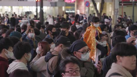 Multitud-De-Personas-Con-Máscaras-En-El-Cruce-De-Shibuya-En-La-Noche-De-Halloween---Vacaciones-Pandémicas-En-Japón---Cámara-Lenta