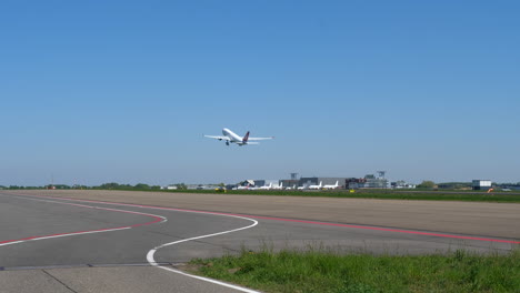 Avión-Despegando-De-La-Pista,-Día-Soleado.-Estático