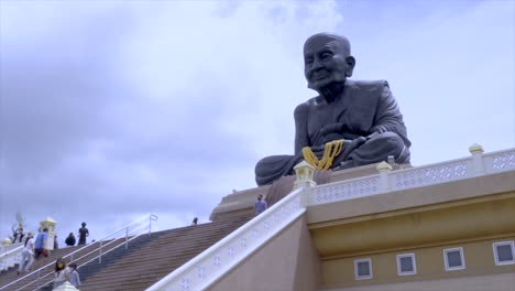 La-Gran-Estatua-De-Luang-Pu-Thuat-O-Maestro-Monje-Thuat,-El-Legendario-Monje-Sagrado-De-Tailandia-En-El-Templo-Huay-Mongkol-O-Wat-Huay-Mongkol