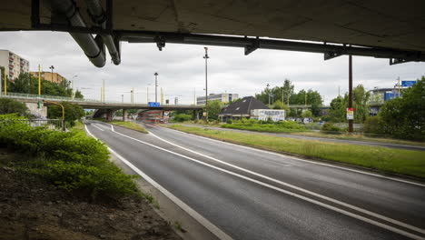 Zeitrafferaufnahmen-Der-Tagesverkehrsumgebung-Der-Stadt-Žilina-Mit-Vorbeifahrenden-Autos-Und-Menschen