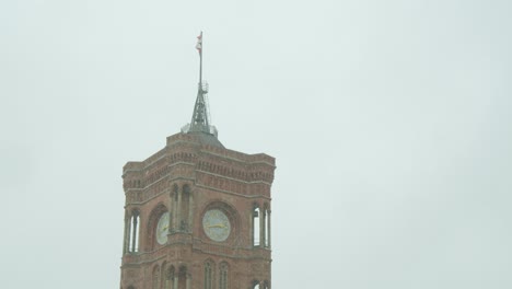 Das-Rote-Rathaus-Von-Berlin-Mit-Flagge-An-Einem-Nebligen-Und-Verschneiten-Wintertag