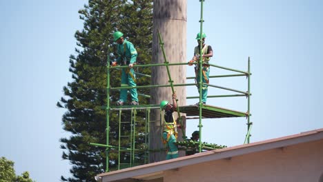 Lapso-De-Tiempo-De-Los-Trabajadores-Que-Construyen-Andamios-Alrededor-De-Un-Mástil-De-Torre-De-Telefonía-Móvil-Sin-Usar-El-Equipo-De-Seguridad-Adecuado-Para-El-Trabajo-En-Alturas