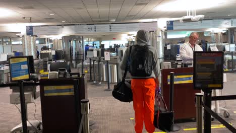 Mann-Checkt-Während-Einer-Coronavirus-Pandemie-An-Leeren-TSA-Sicherheitslinien-Am-Flughafen-Denver-Ein